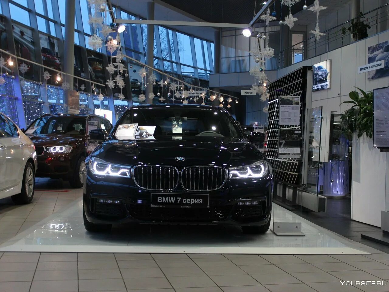 BMW 5 В автосалоне. Автоавангард БМВ Новорижское шоссе. Автосалон BMW В Москве. BMW центр Москва. Купить авто бмв москва