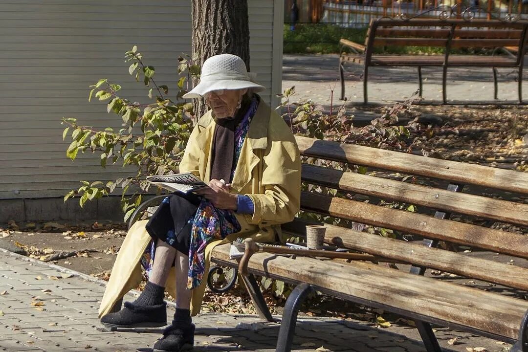 Пожелые женщины смододыми. Пожилая женщина в платке. Старушка на скамейке. Винкл джонс. Е старых видео.