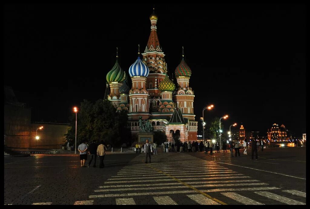 Москву видать. Ночная Москва летом. Москва ночная летняя. Красная площадь вечером летом. Ночная летняя красная площадь.