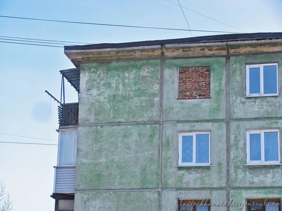 Можно заложить окно. Замурованное окно. Замуровать окно в квартире. Замурованный проем окна. Заложенное окно.