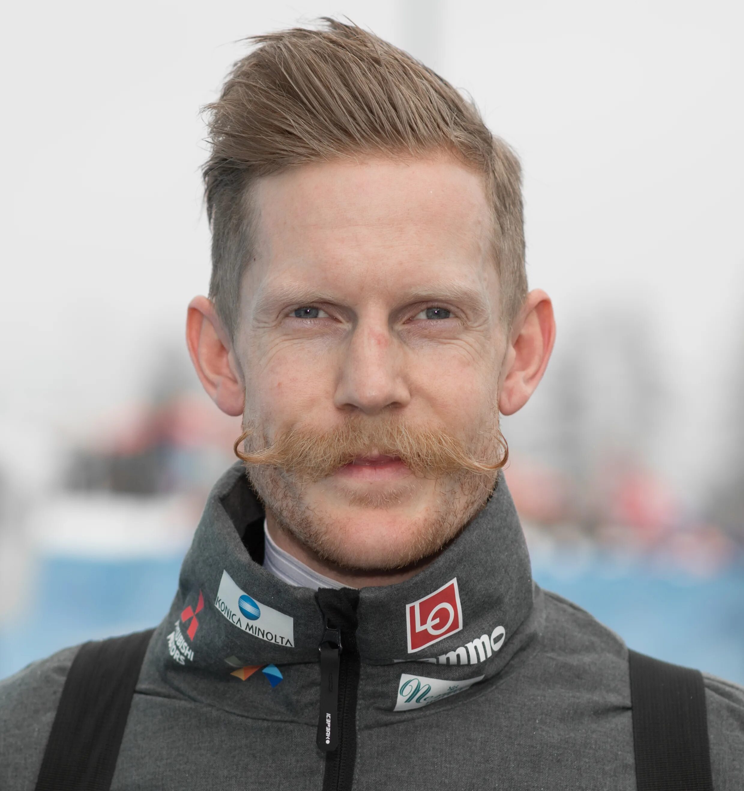 Бьерн йоханссон. Норвежский трамплинист с усами. Смешные очки с носом. Летающие усы. Усы нарисованные.