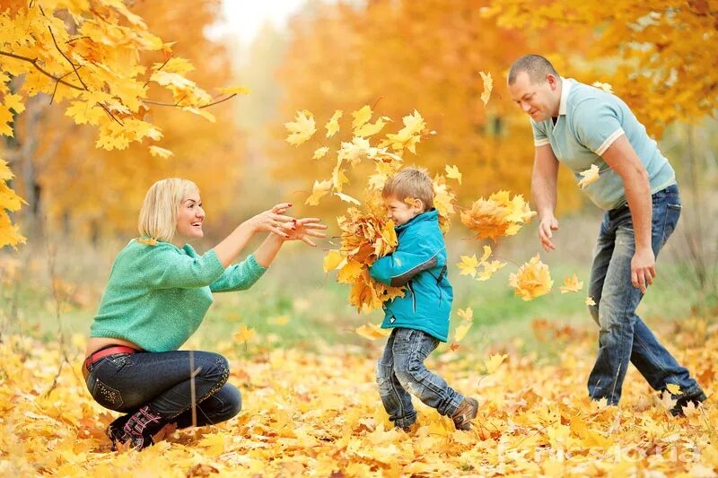 Осенняя прогулка. Семья осень. Прогулка в парке осень семья. Осенние прогулки с детьми.