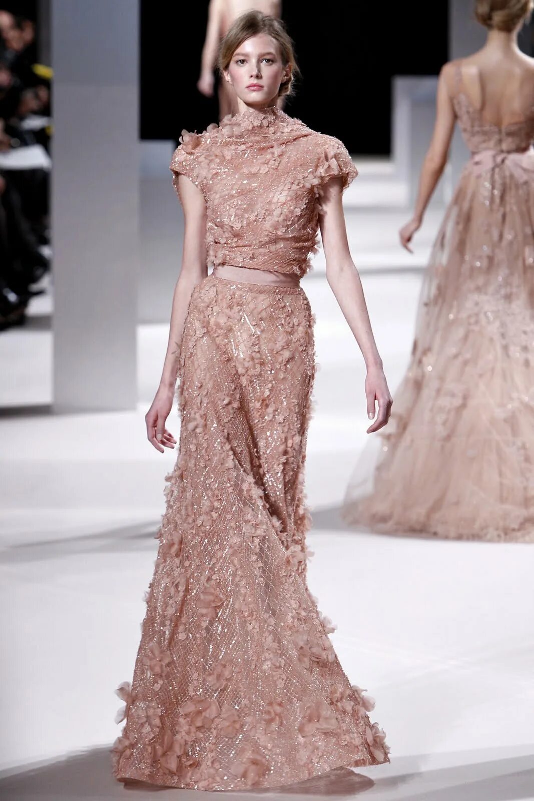 Какие вечерние платья в моде 2025. Elie saab платья 2025. эли сааб платья 2025. elie saab 2025 couture. elie saab haute couture 2025.
