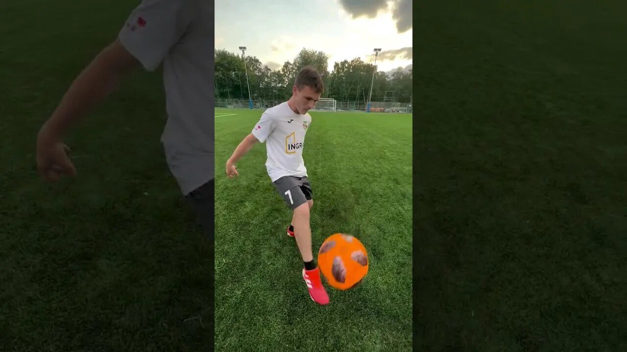 Select goalie reflex extra 862306. Футбольный мяч со смещенным центром тяжести для футбола. Мяч со смещенным центром. Мяч со смещенным центром. Мячик со свастикой.