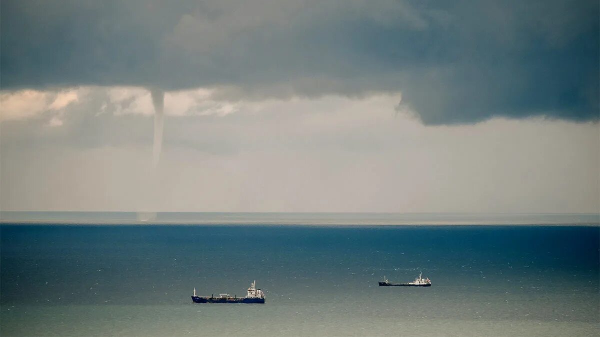 Торнадо на черном море. Смерч в Геленджике. Смерч на черном море. Смерч над морем. Смерч на море