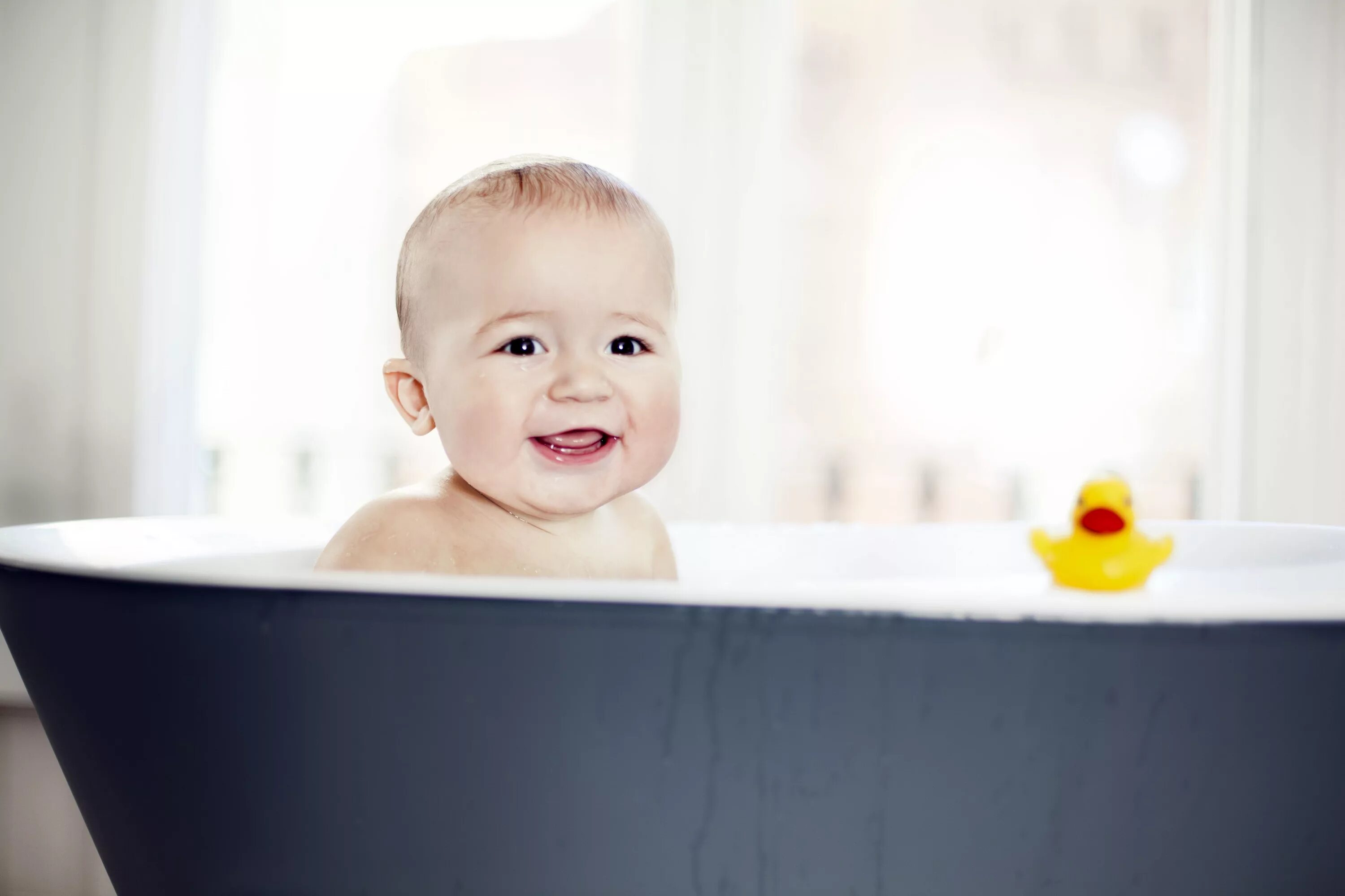 Same baby. Family Kids Bath time стоят. Kids Bath time девочки. Foto bebe taking Bath time. Baby in the Bathroom.