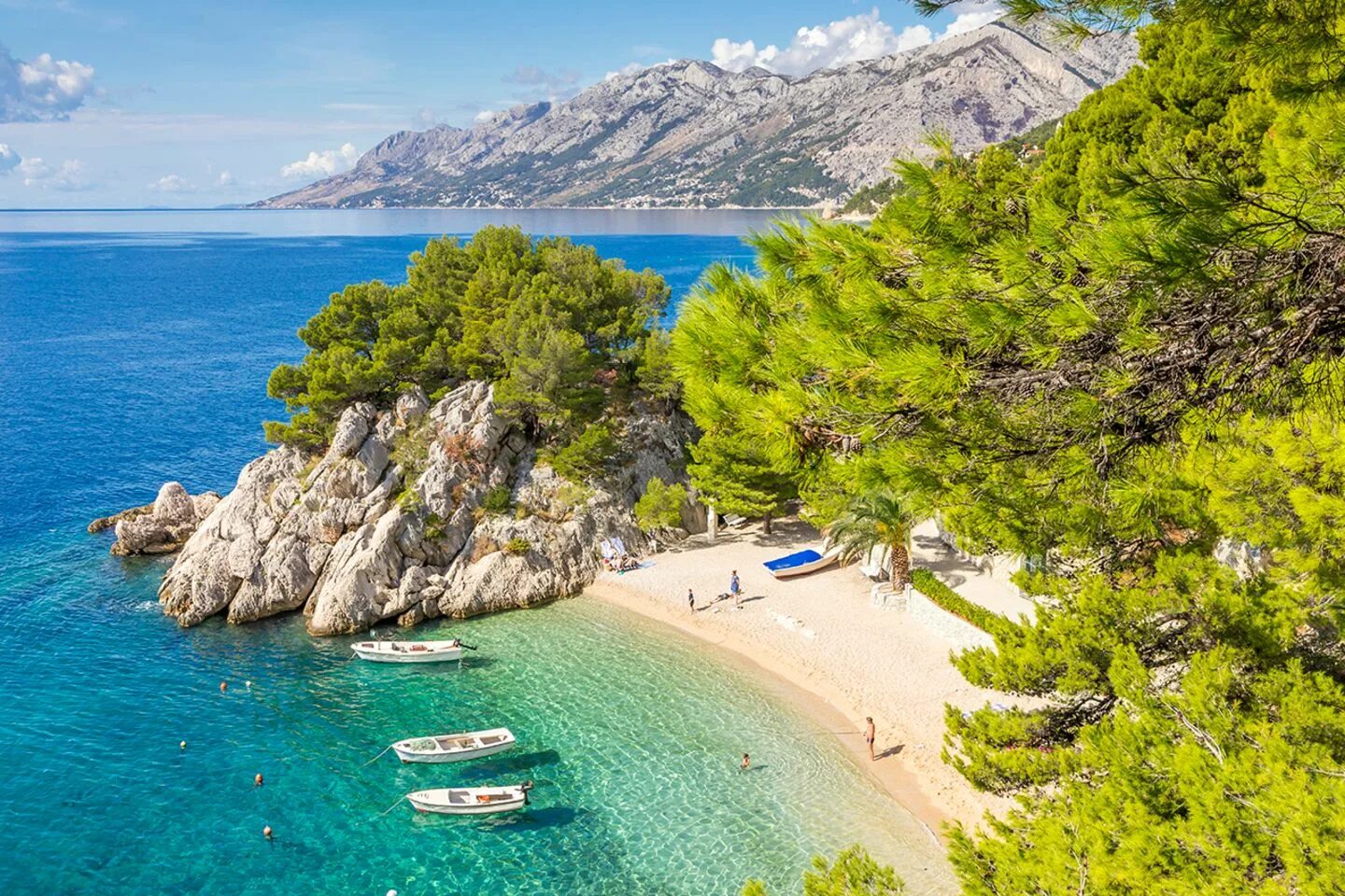 Где лучше в августе. Макарска. Макарска Маяк. Makarska Beach Croatia. Курорты Хорватии на море с песчаными пляжами для отдыха.