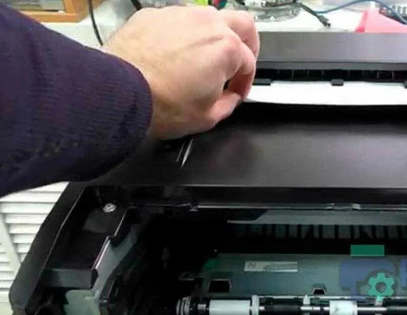 Замятие бумаги Epson m2140. Замятие бумаги Пантум 6500. Замятие бумаги Pantum 6500w. Застряла бумага в принтере Pantum p2500w. Зажевало бумагу принтер canon