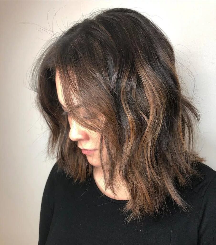 стрижка шегги фото на средние без челки. стрижка шегги фото на средние без челки. шегги лонг боб. каре шегги с челкой. стрижка шэг 2022.