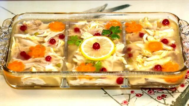 Бульон для заливного. Пропорции желатина для заливного из курицы. Желе ланспик. Растворяем желатин в бульоне. Бульон с желатином.
