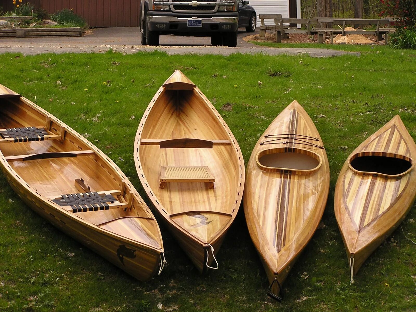 Каноэ двухместные лодки дискавери. Лодка деревянная. Лодка из дерева. Деревянная гребная лодка. Лодка плоскодонка каноэ.