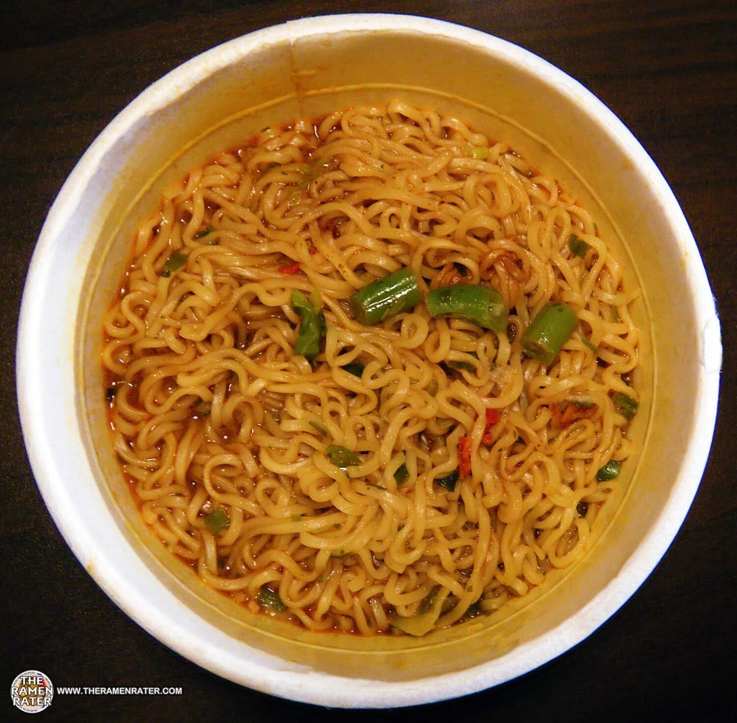 Сырная лапша быстрого приготовления. Hot beef noodle лапша. лапша nissin hot spicy blazing hot. лапша рамен с сыром. острый рамен с сыром.