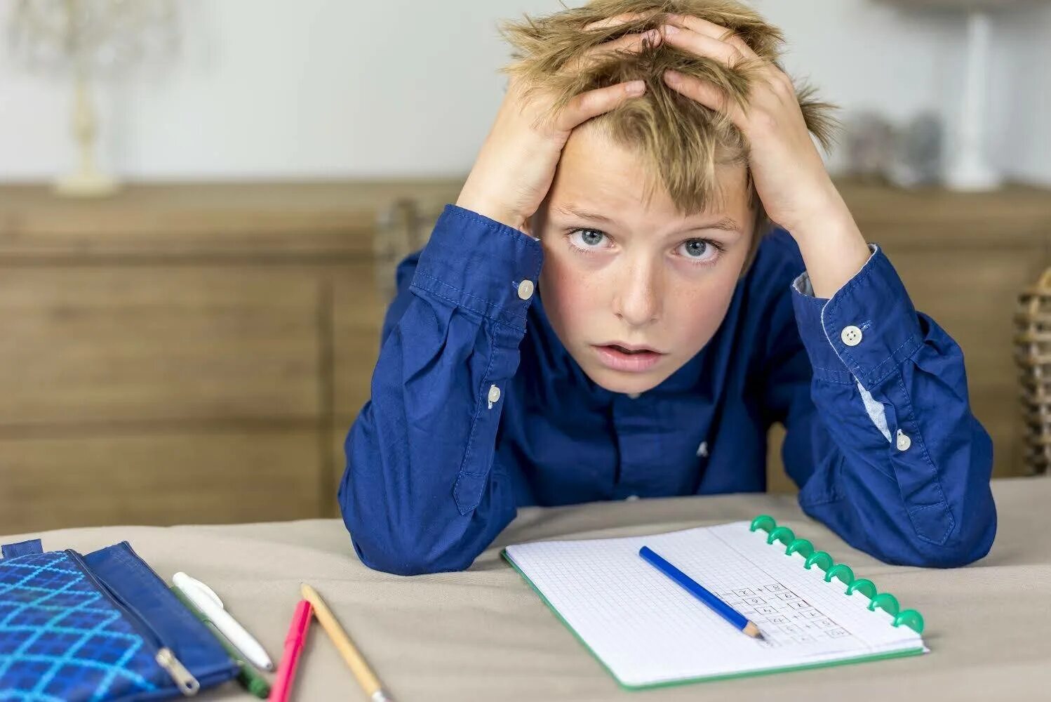 Маленький ребенок делает уроки. Стресс ученика. "Дети и стресс". Школьная неуспеваемость. Эмоции школьников.