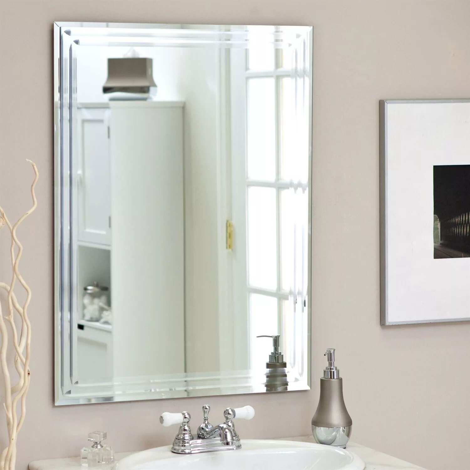 Зеркала в ванную белые. Зеркало в ванную. Зеркала для ванных комнат. Зеркало в интерьере ванной комнаты. Прямоугольное зеркало в ванной.