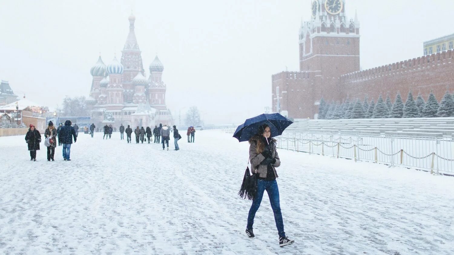 Погода сегодня февраль. Зима в Москве. Снег в Москве. Москва зимой снег. Люди в Москве зимой.