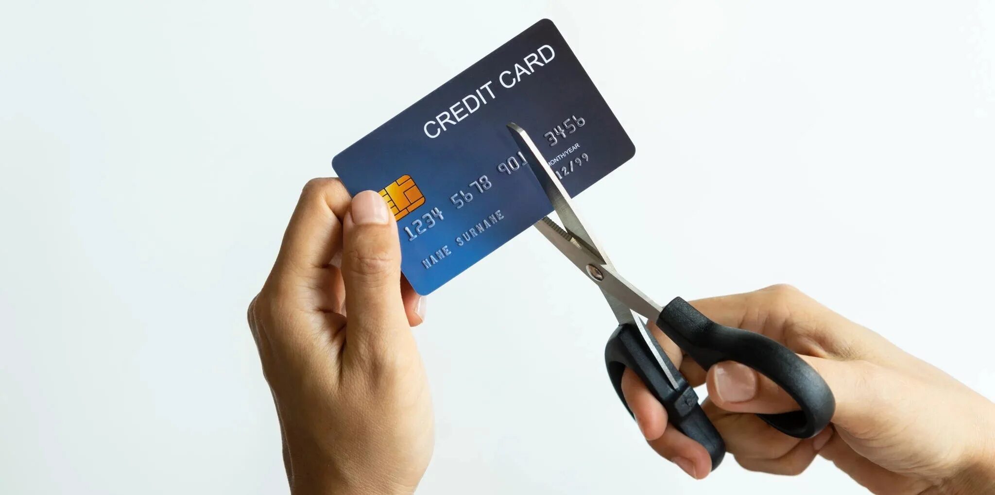 Получение кредиток. Кредитная карта. Девушка режет кредитную карту. Ножницы и кредитка. Порезана кредитная карта.