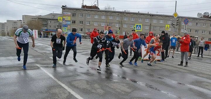 Главная улица качканар. 9 мая качканар. 9 мая качканар. Пос валериановск. Парад 9 мая качканар фото.
