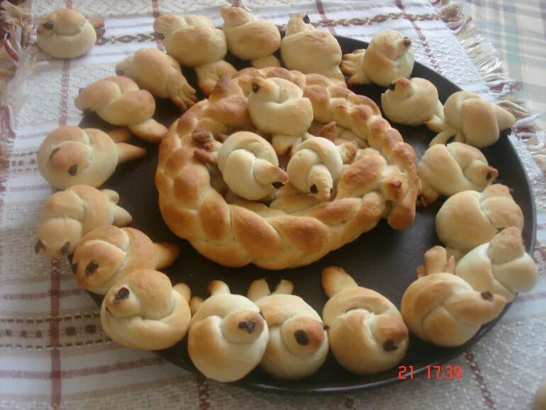 жаворонки из теста. сороки день весеннего равноденствия. жаворонки из теста. жаворонки печь. жаворонки праздник.