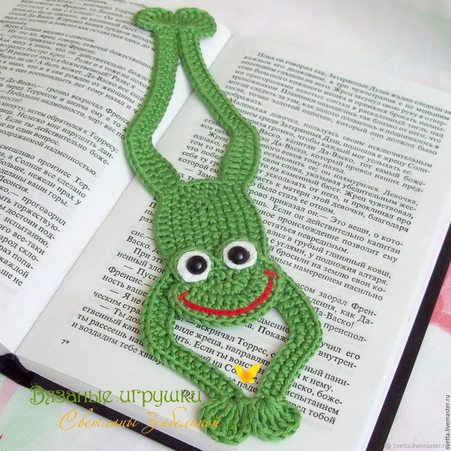 Лягушка амигуруми схема для начинающих. Брелок вязаный лягушонок. Схема вязания лягушки крючком амигуруми. Схема связанной лягушки. Амигуруми жаба крючком схемы.