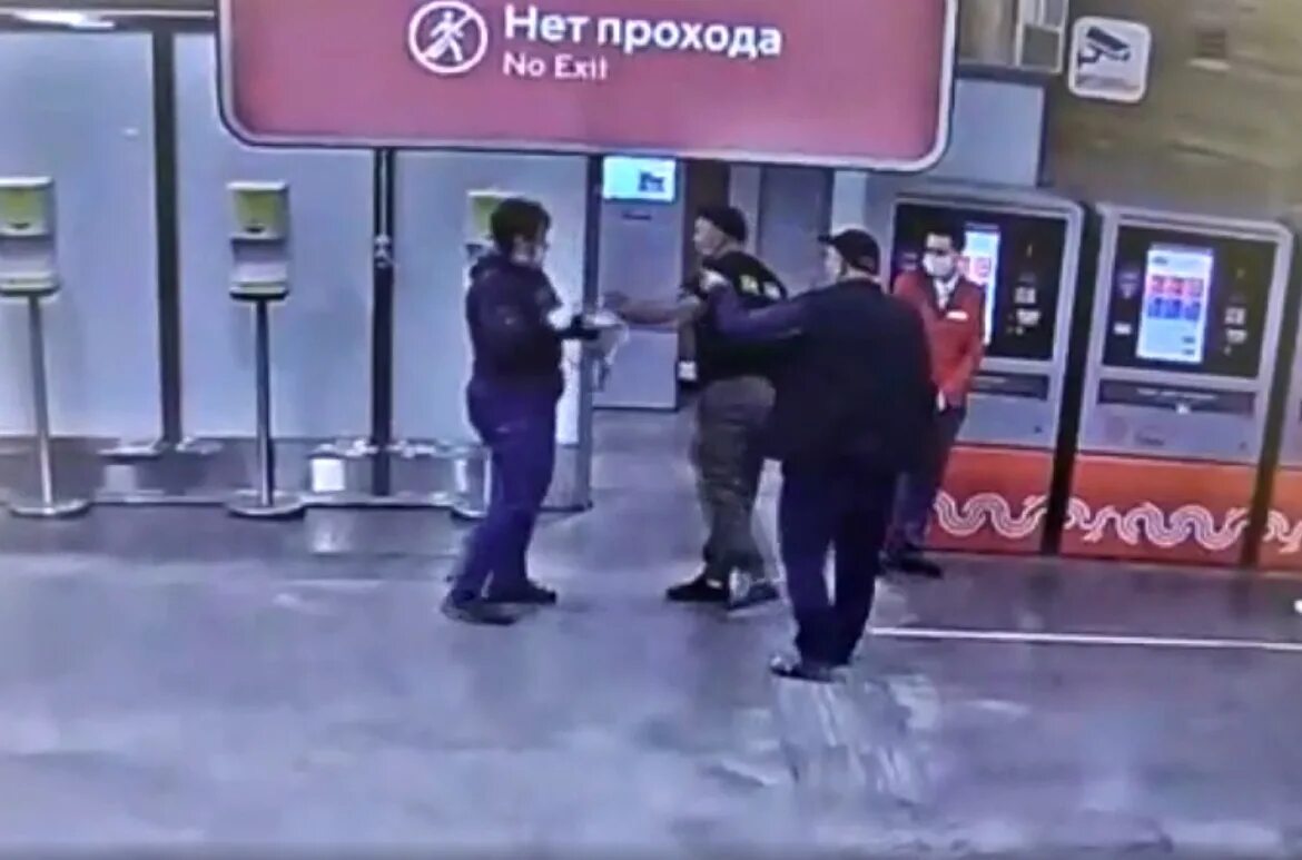Нападение в метро. Полицейский метрополитена. Полиция задержала в метро. Нападение на девушку в метро. Избиение парня в метро в Москве в 2021.