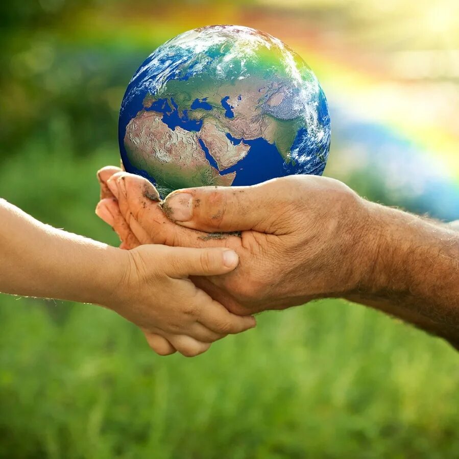 "И на земли мир…". Земной шар в руках. Мир на планете земля. Планета земля в руках.