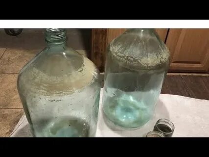 Большой бутыль с узким горлом
