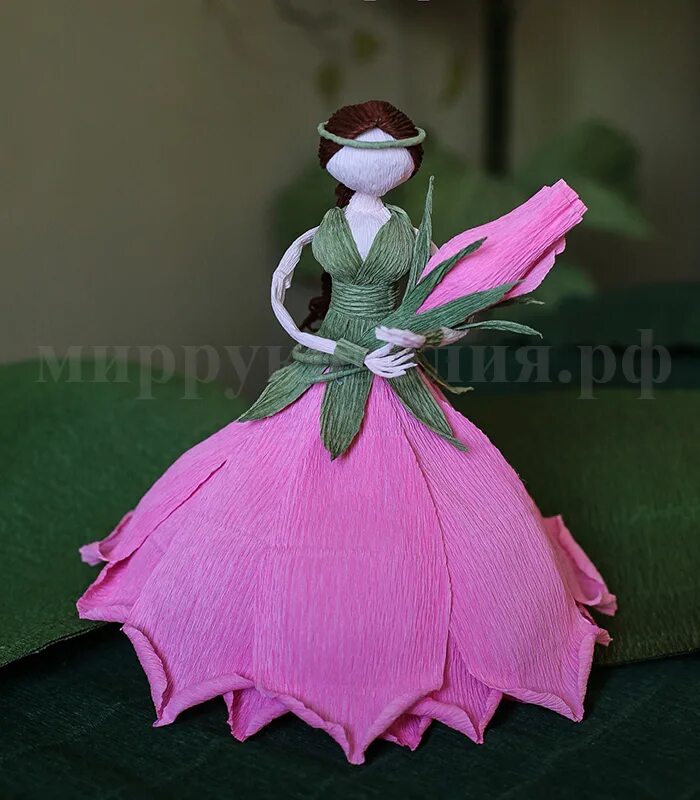 Девочка из гофрированной бумаги. Платье из гофре бумаги. Желтое нарядное платье для девочки. Бумажное платье для девочки. Девочка из гофрированной бумаги.