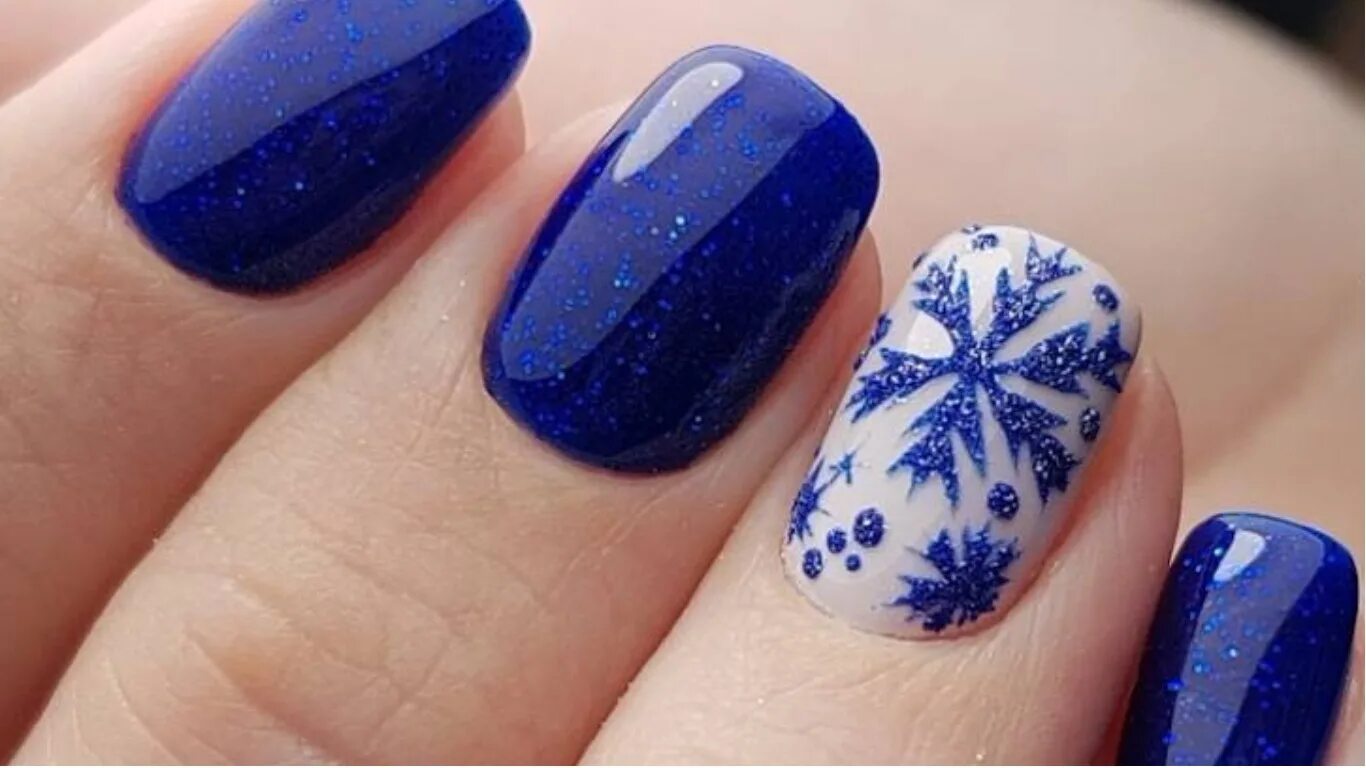зимний маникюр на короткие ногти. синие ногти маникюр. синие зимние ногти. синий маникюр. маникюр на короткие круглые ногти 2021.