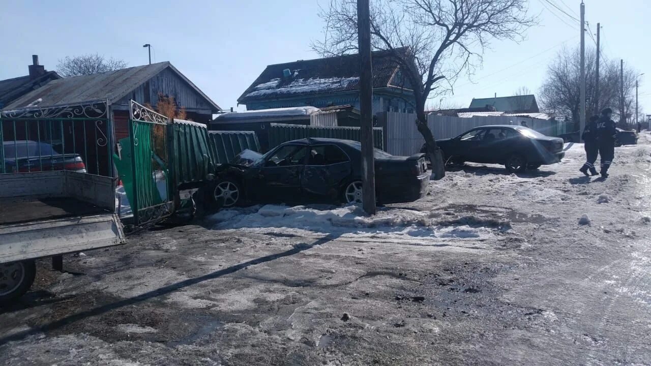 Новости на 15.03 2024 год. Авария в Свободном Амурская область. Авария город Свободный Амурская область. Машина помяла забор.