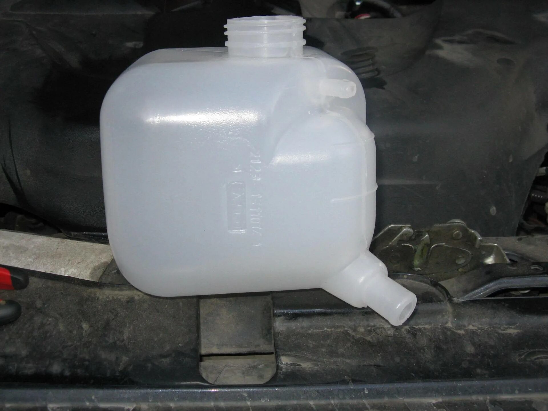 Расширительный бачок уаз патриот 2014. Бачок расширительный f10. Расширительный бак нива шевроле. Лиаз 429260 расширительный бачок охлаждающей жидкости. Расширительный бачок 2123 нива шевроле.