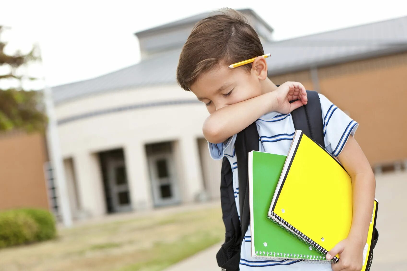I doesn t go to school. Школьник идет с рюкзаком. Child refusing to go to school. Школьник в автобусе с портфелем. By bus или on bus.