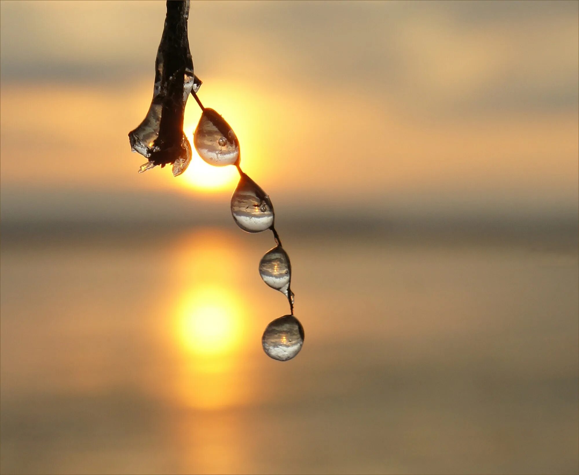 Красивый восход. Пейзаж горы закат. Немного прекрасного. Немного прекрасного. Рыжая девушка с косой.