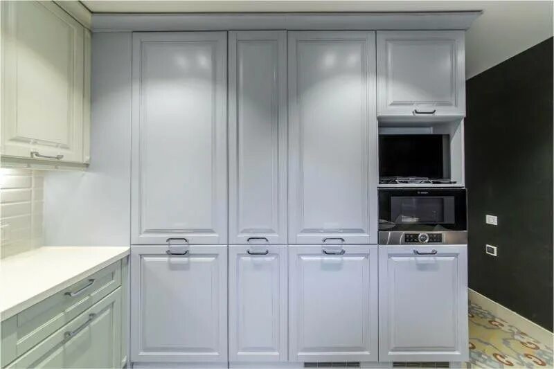 Встраиваемый духовой шкаф холодильник. Холодильник встроенный в шкаф. Шкаф под встроенный холодильник. Холодильник в шкафу в кухне. Холодильник встроенный в шкаф на кухне.