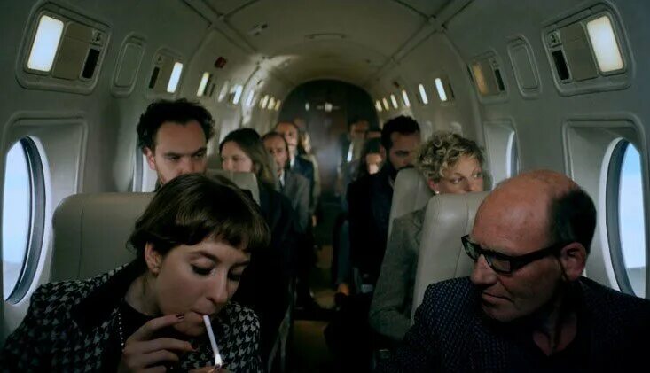 Курение в самолете. Курит в самолете. Закурил в самолете. Самолет можно заранее