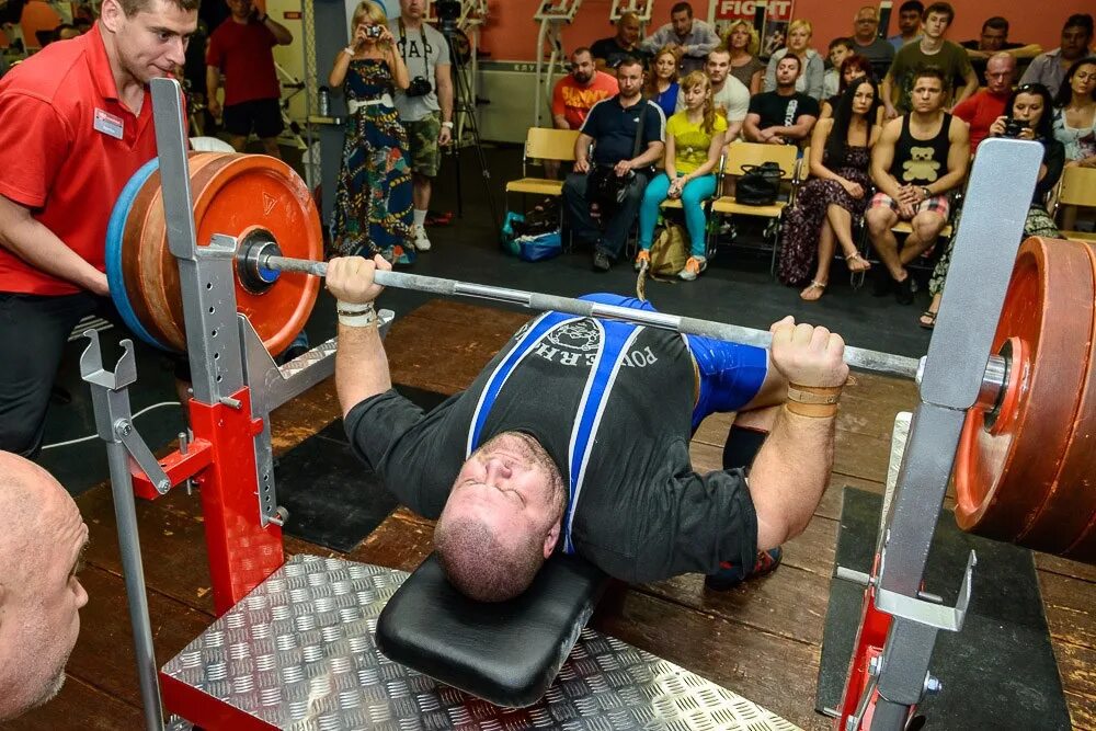 Тяжелая атлетика жим. Соревнования по жиму лежа 2024. Турнир по жиму лежа. Соревнования по пауэрлифтингу. Соревнования по жиму лежа.