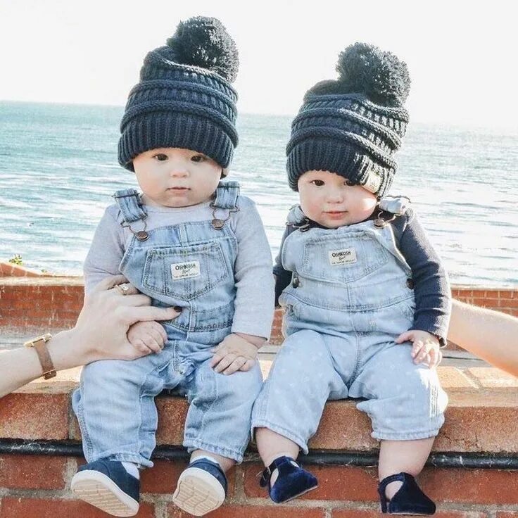 2 маленьких мальчиков. Фото близнецов. Двойняшки мальчик и девочка. Близнецы мальчики. Два мальчика близнеца.