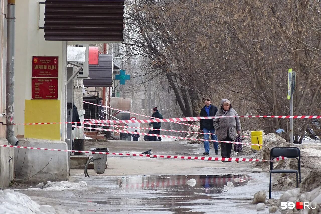 Дом 2 новости 19.03 2024. Женщину убило глыбой льда Пермь. Падающий дом. Новости Перми. Лед на улице.