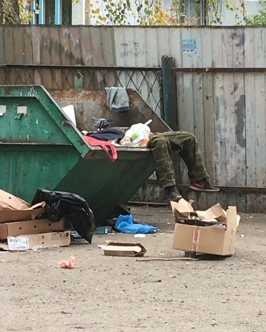 Приснился бомж. Кресло на помойке.