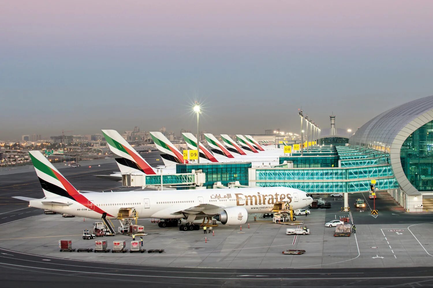 Международный аэропорт Дубай (ОАЭ). Аэропорт Эмирейтс в Дубае. Дубай Интернациональный аэропорт. Аэропорт в ОАЭ DXB.