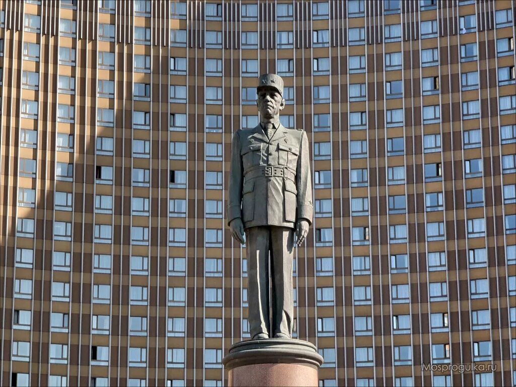 Памятник сооружения в виде граненого служащего. Памятник шарлю де голлю. памятник де голлю в москве. церетели памятник де голлю. памятник шарля де голля в москве.