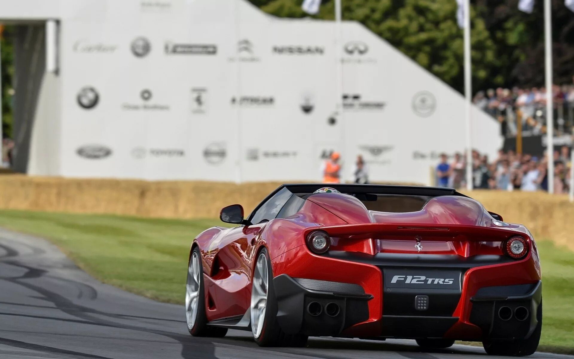 Феррари 9. Ferrari f12 TRS. Ferrari f12 Berlinetta TRS. Ferrari 2014. Ferrari f12 TRS and girls.