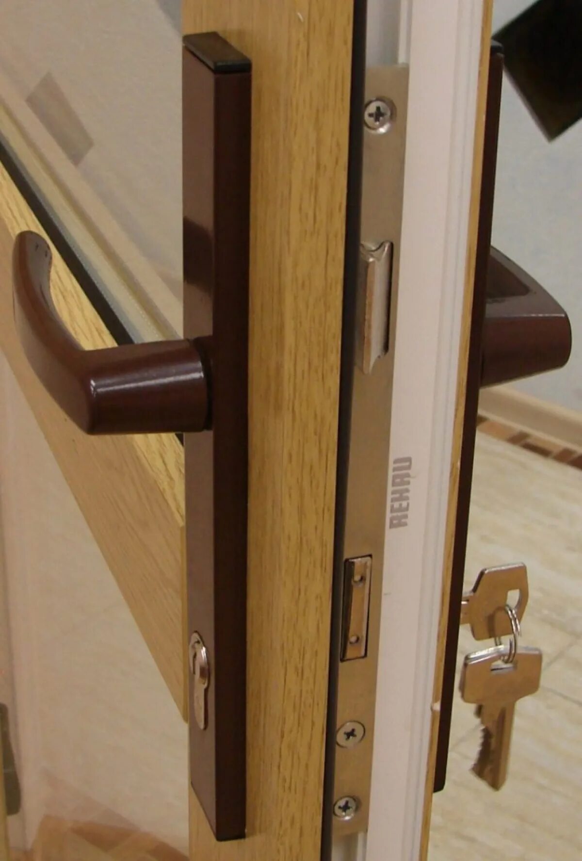 Замок двери пвх входной. Фурнитура рехау. межкомнатная дверь рехау с многозапорным замком. акфа замок для двери. ручка дверная с замком рехау.
