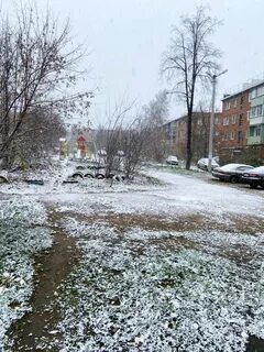 Падает и тут же тает