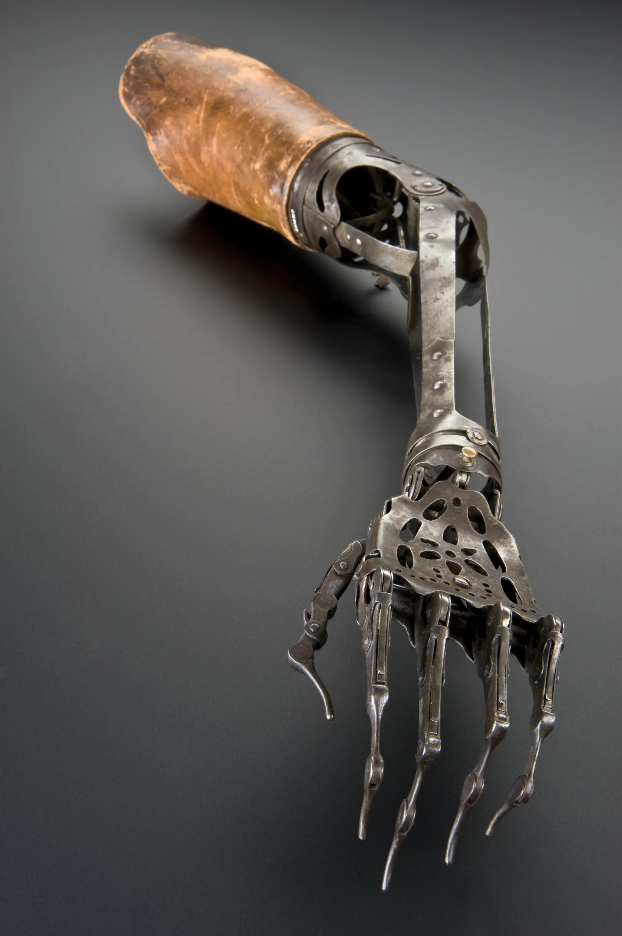 Протез левой руки, 1850-1910. Протез руки викторианской эпохи. Бионические протезы 19 век.