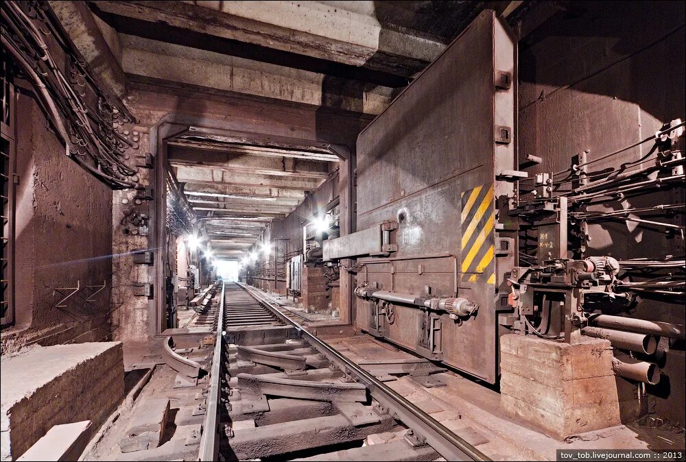 Кардиовектор мкс. Московский метрополитен станции наземные. Поезд метро. Гермоворота в московском метро. Тоннели мосметро.