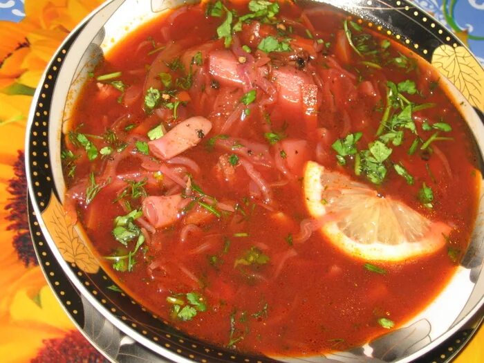 Борщ из краснокочанной капусты. Суп с краснокочанной капустой. Суп с краснокочанной капустой. Краснокочанную капусту можно варить щи. Щи с краснокочанной капустой.