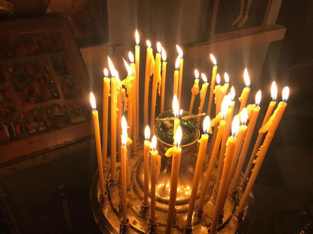 свеча во тьме фото. злая свечка. зажигает. большая церковная свеча. свеча чайная горит freepik.