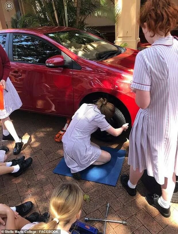 Преподаватель автомобиля. Машина учителя. Старшеклассницы в машине. Девочки меняют колеса в Австралии на уроках. Дети учатся чинить машину.