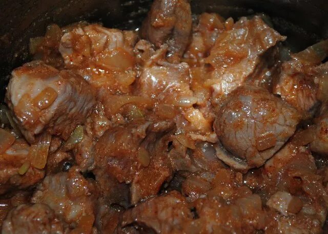 Как приготовить гуляш из свинины в мультиварке. Гуляш по чешски. мясо по чешски с говядиной. гуляш в фольге.