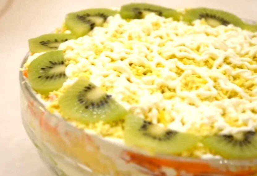 Салат с украшением киви. Салат с киви и корейской морковкой и курицей. Салат слоеный с киви. Салат украшенный киви. Салат из киви с курицей и корейской морковью.